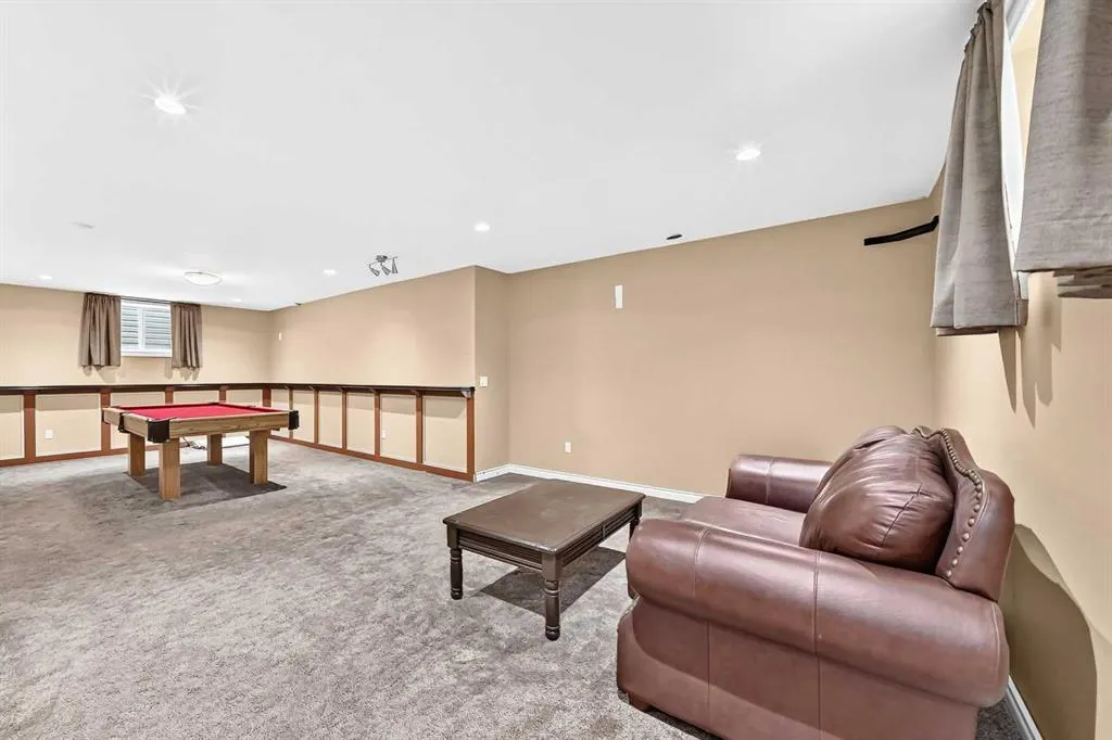 212 ASPENMERE Close