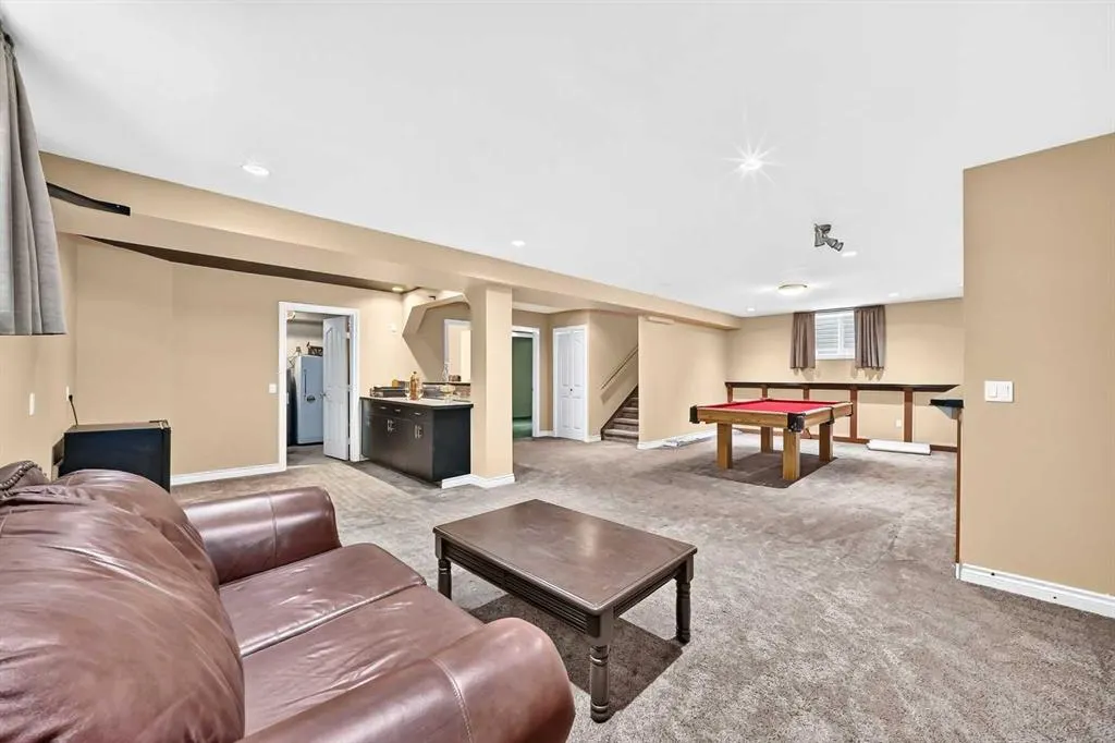 212 ASPENMERE Close
