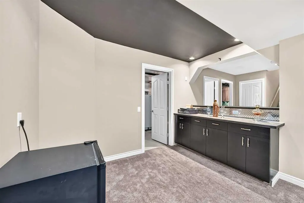 212 ASPENMERE Close