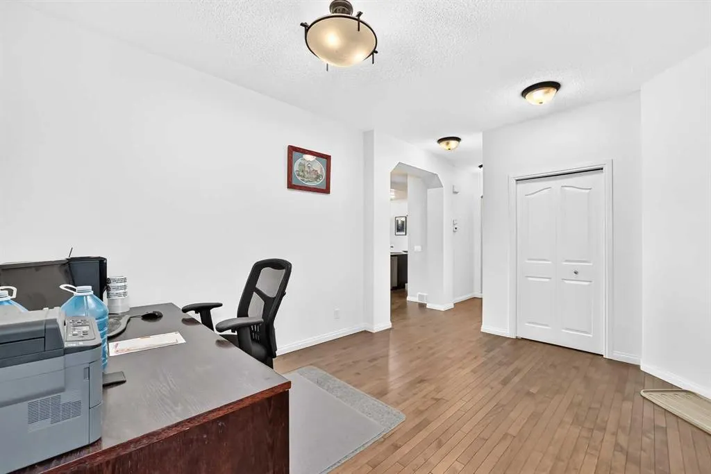 212 ASPENMERE Close