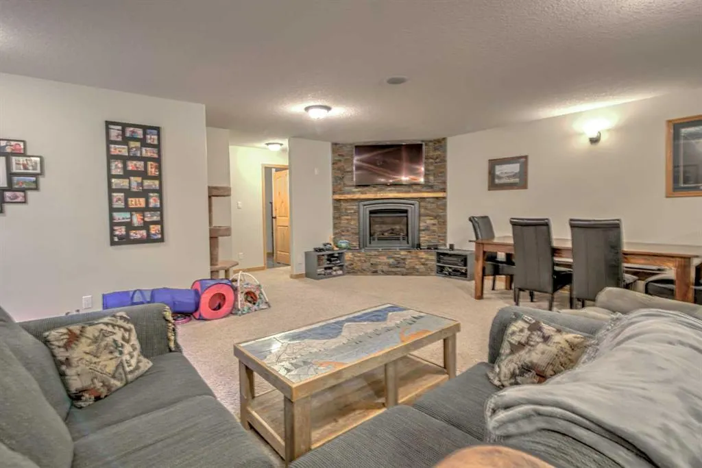 100 Canyoncrest Point W