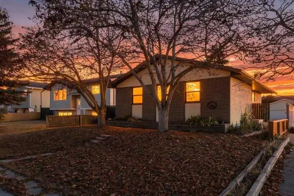 32 Whitman Crescent NE