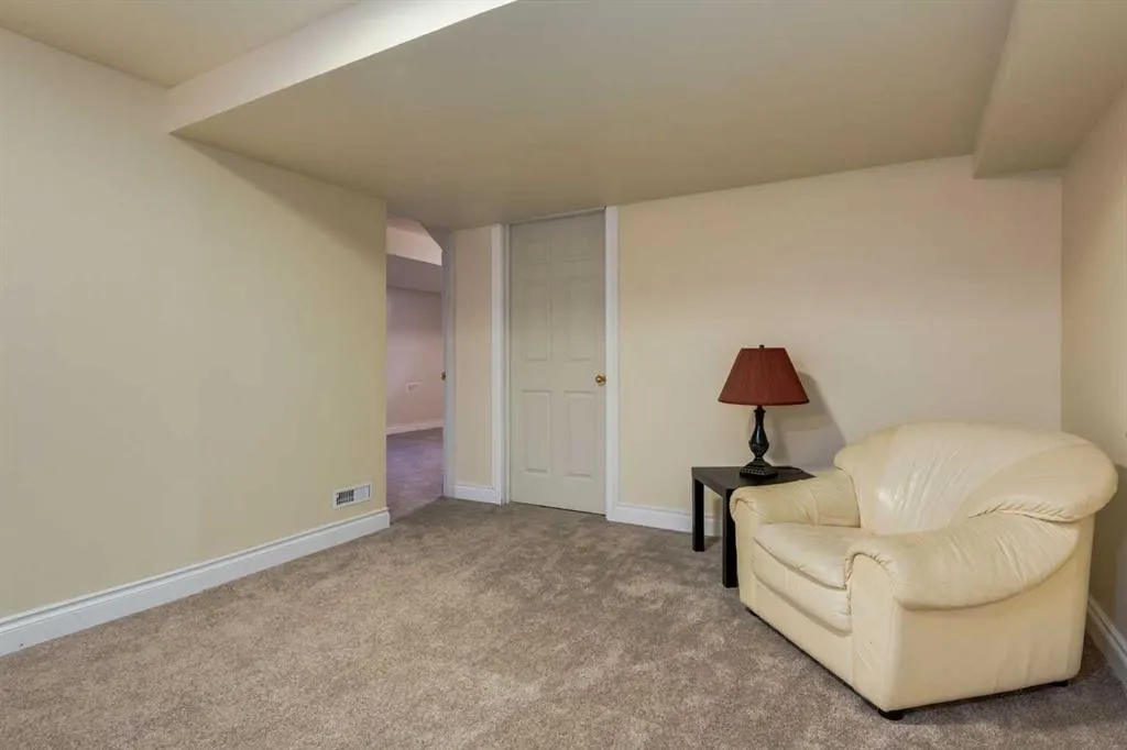 9 Redwood Meadows Close