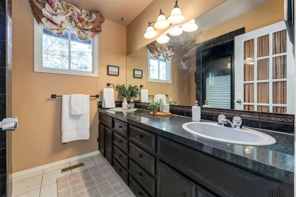 9 Redwood Meadows Close
