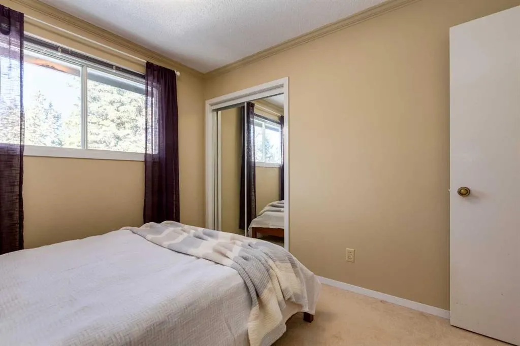9 Redwood Meadows Close