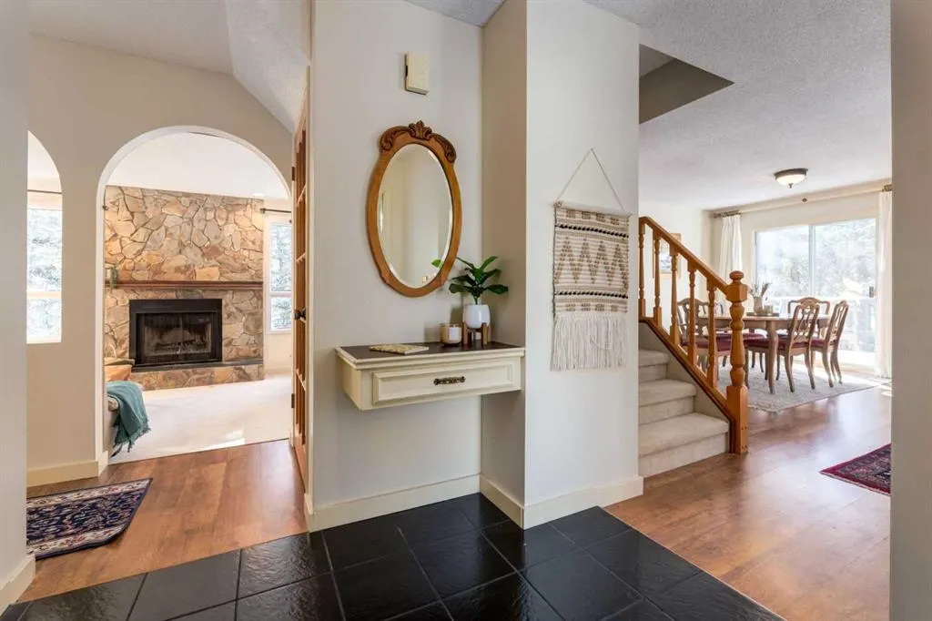 9 Redwood Meadows Close