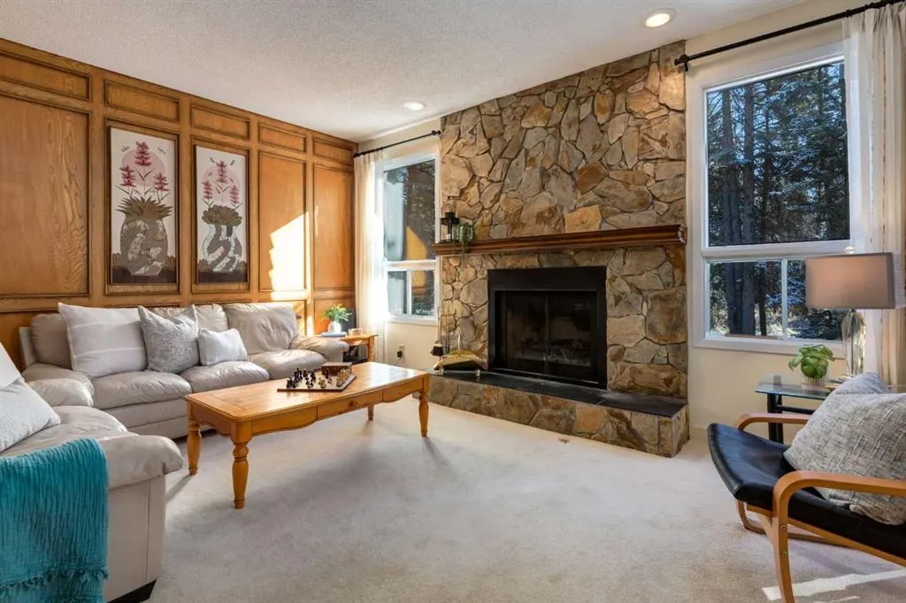 9 Redwood Meadows Close