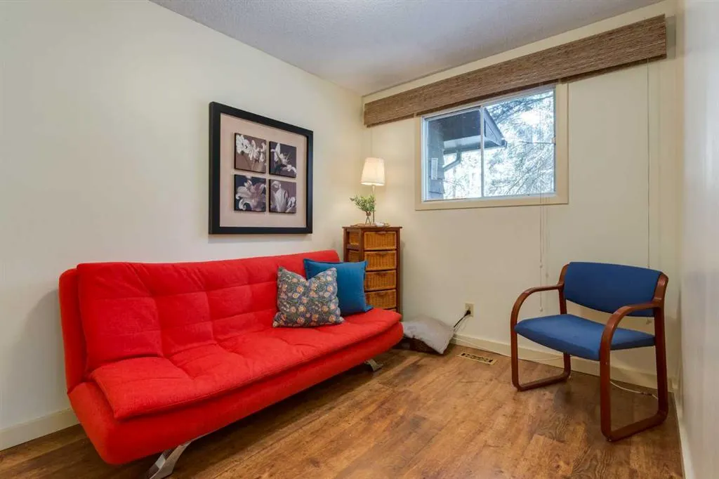 9 Redwood Meadows Close