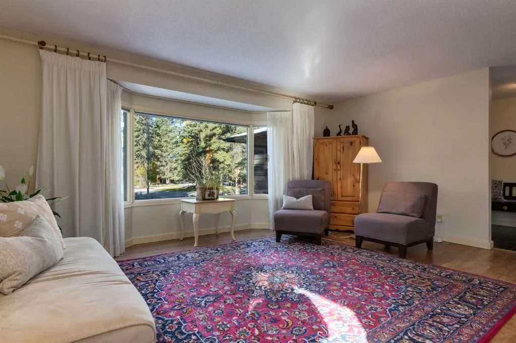 9 Redwood Meadows Close