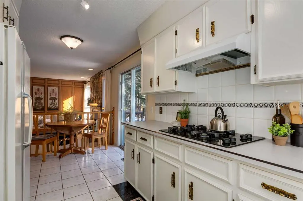 9 Redwood Meadows Close