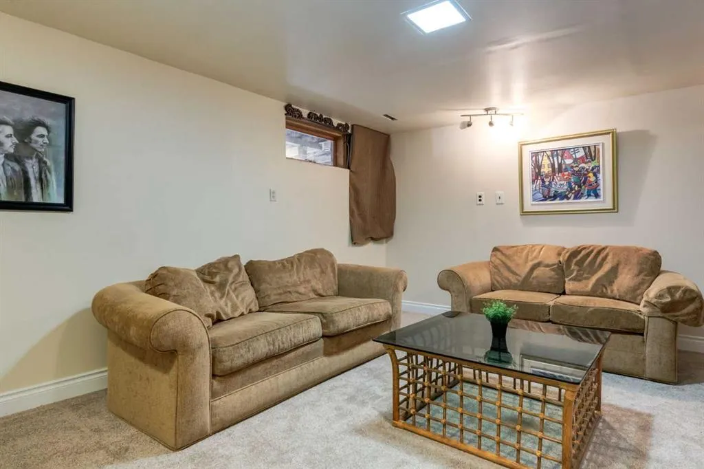 9 Redwood Meadows Close