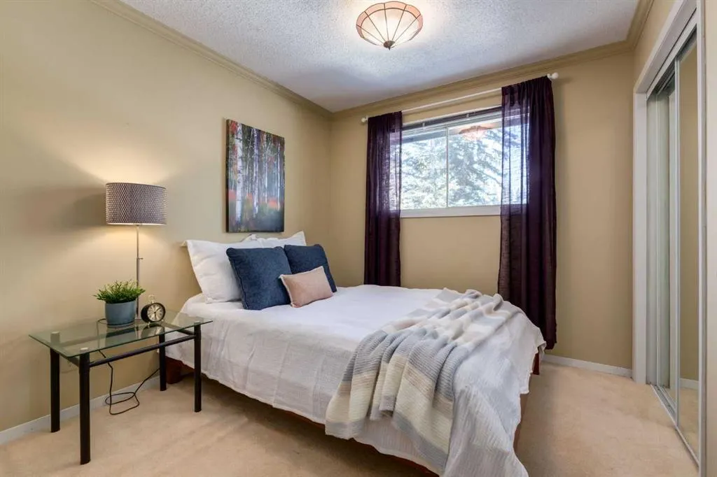 9 Redwood Meadows Close