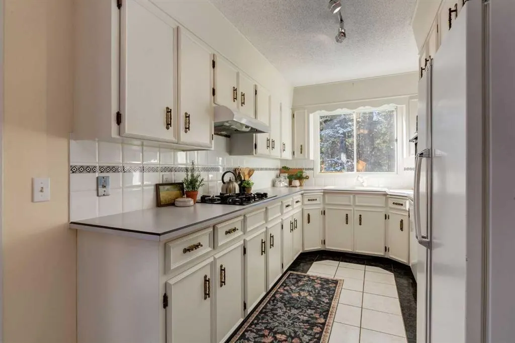 9 Redwood Meadows Close