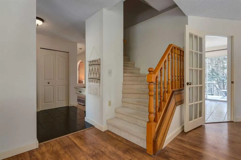 9 Redwood Meadows Close