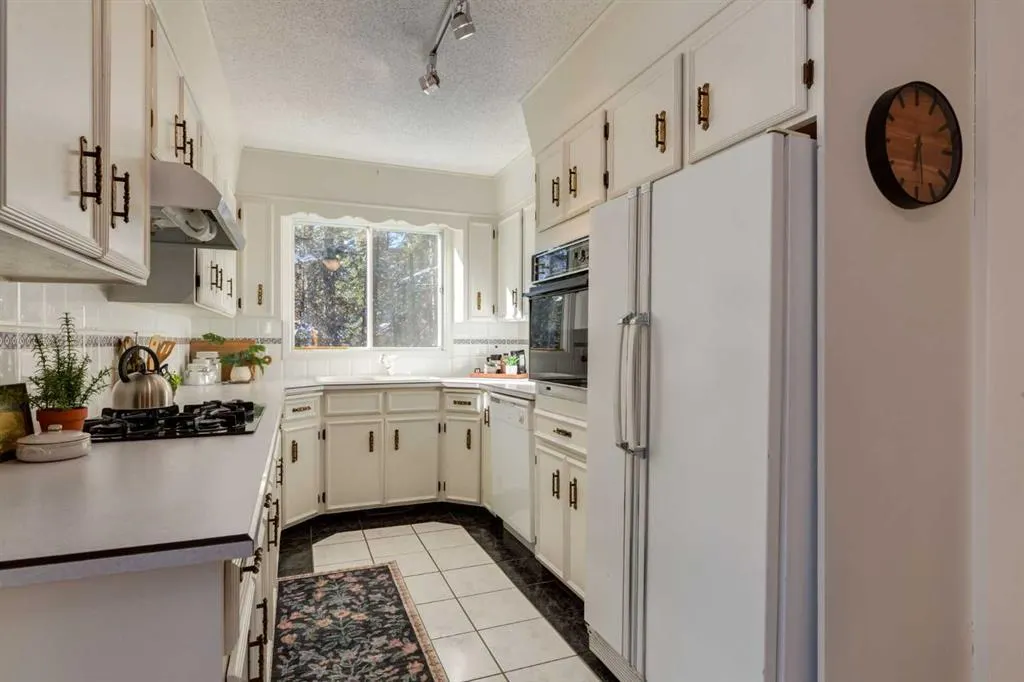 9 Redwood Meadows Close