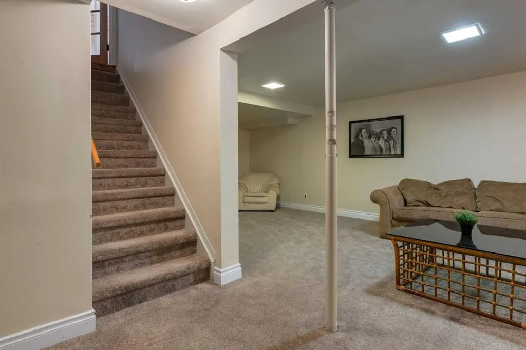 9 Redwood Meadows Close