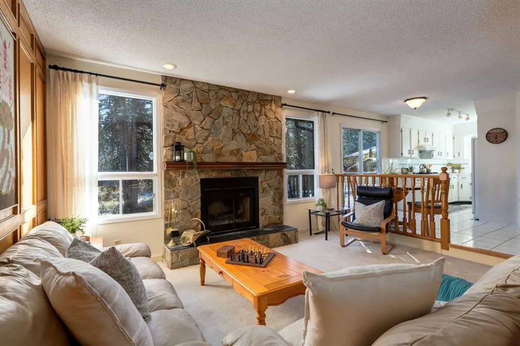 9 Redwood Meadows Close