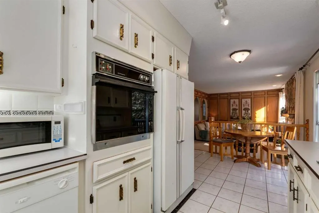 9 Redwood Meadows Close