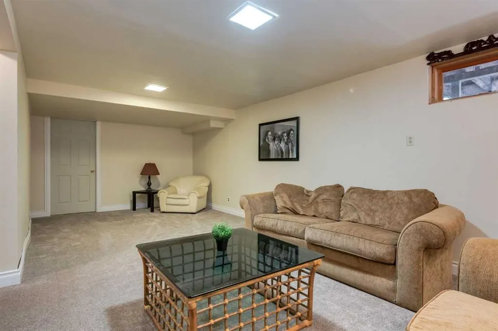 9 Redwood Meadows Close