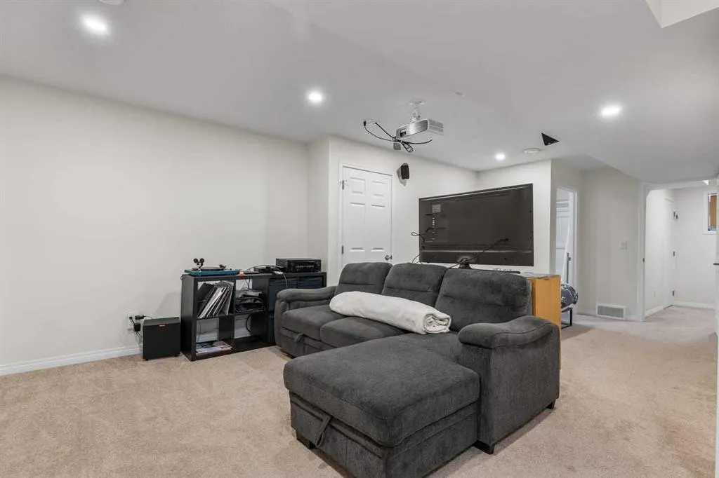 124 South Point Court SW