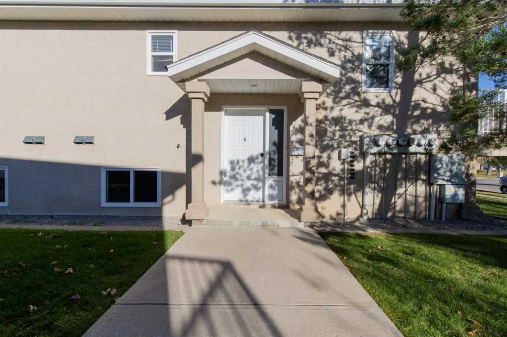 5 Tartan Boulevard W #5