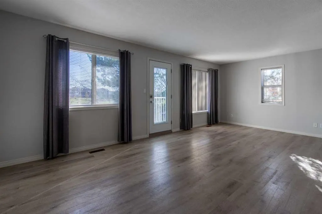 5 Tartan Boulevard W #5
