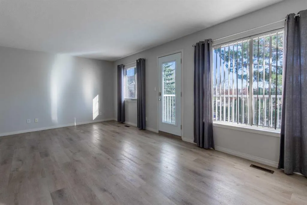 5 Tartan Boulevard W #5