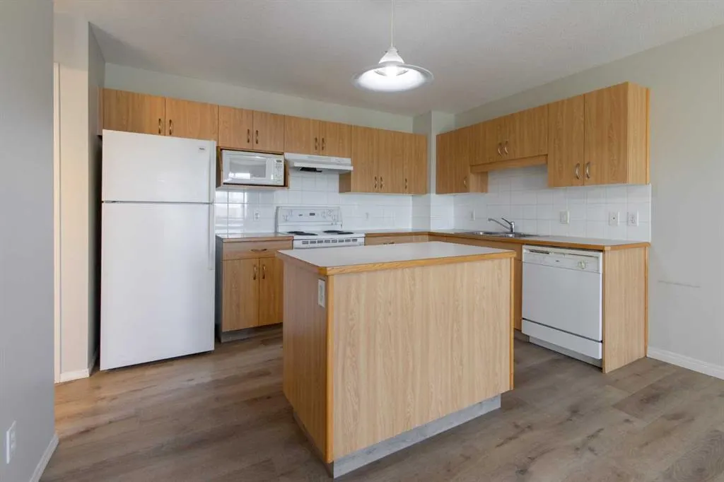 5 Tartan Boulevard W #5