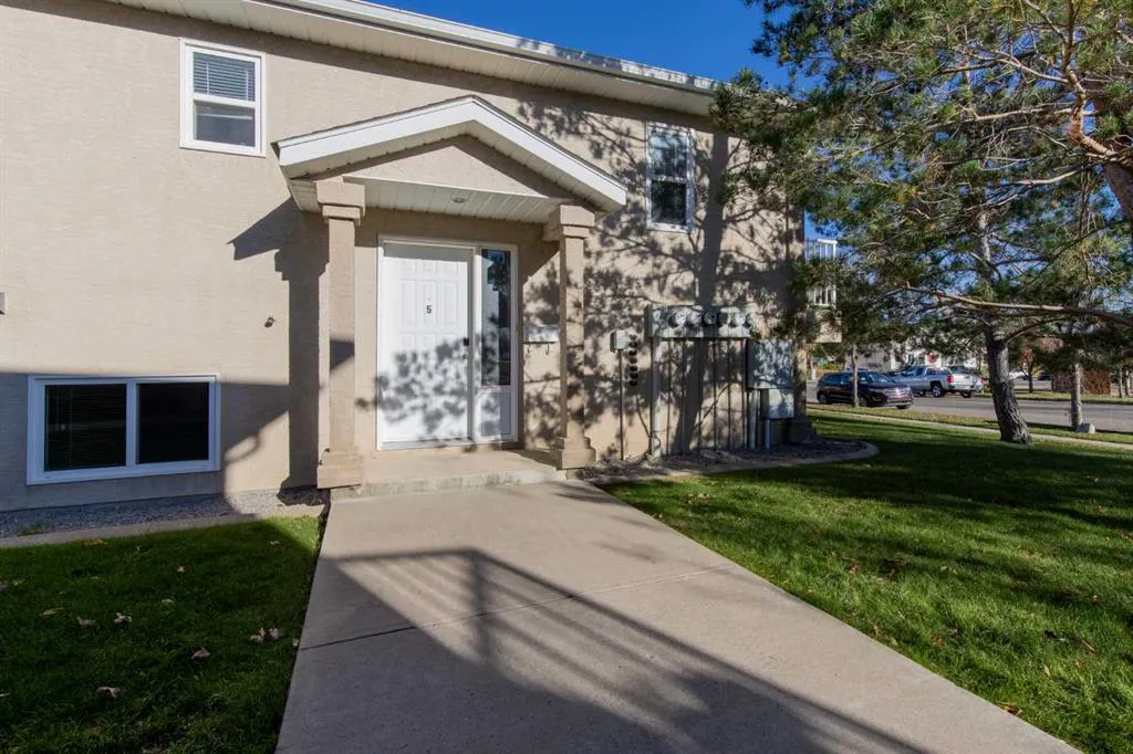 5 Tartan Boulevard W #5