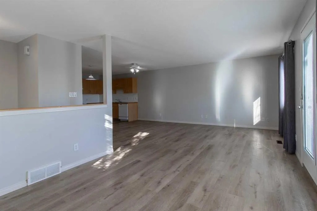5 Tartan Boulevard W #5