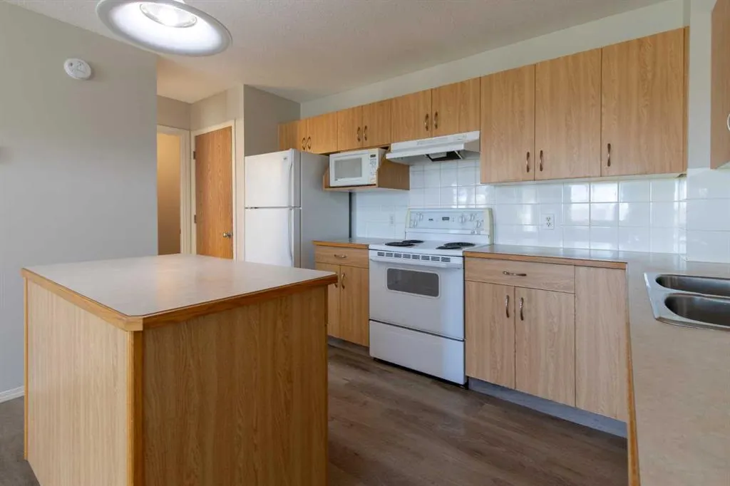 5 Tartan Boulevard W #5