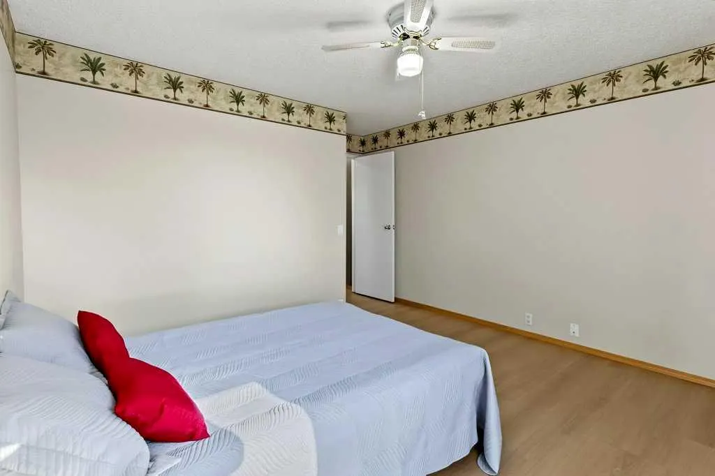 76 Cedardale Crescent SW #28