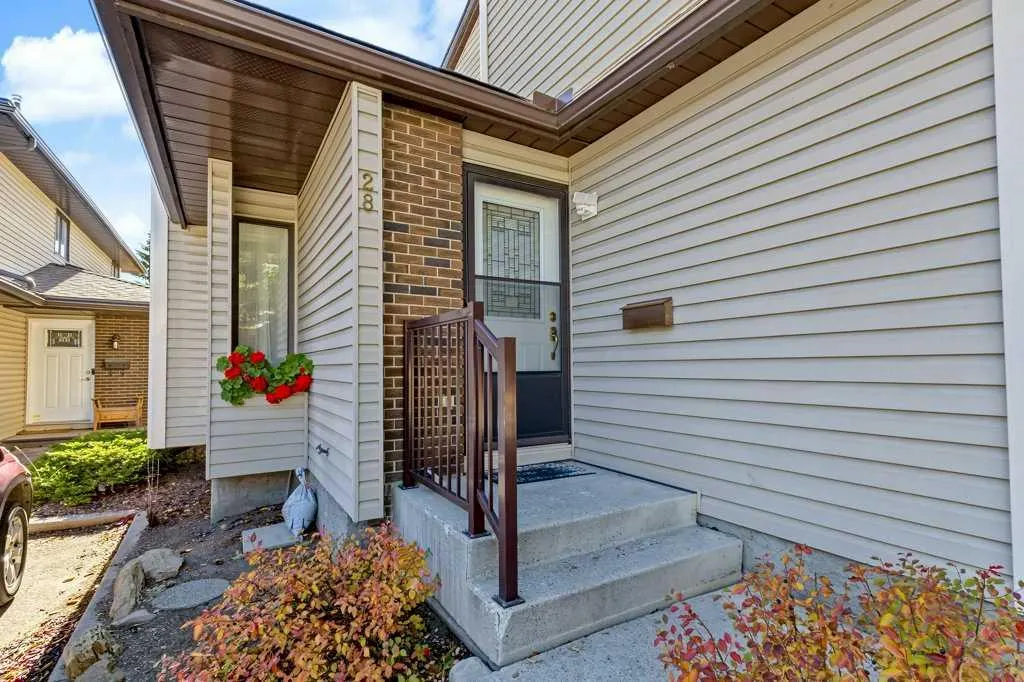 76 Cedardale Crescent SW #28