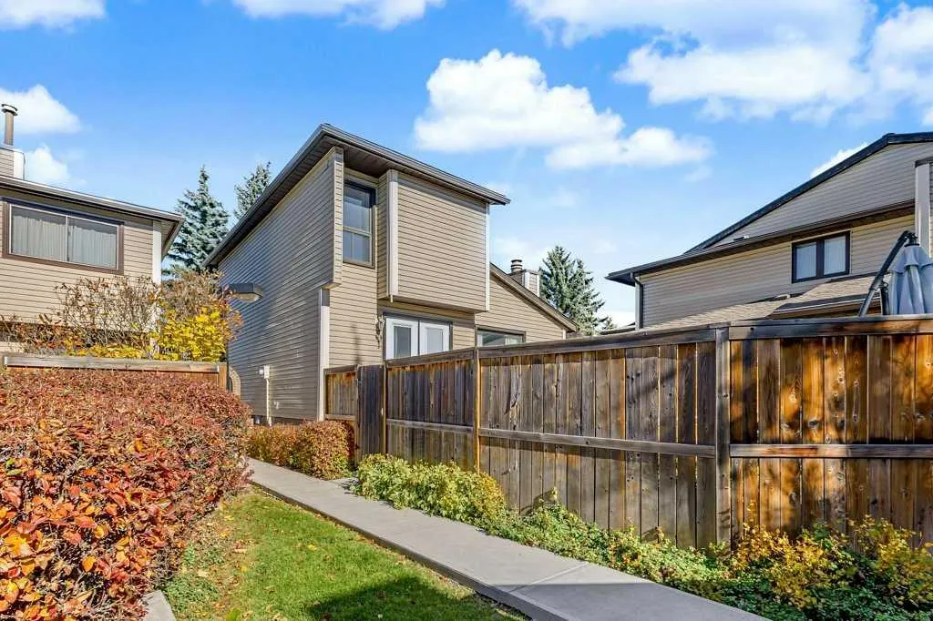 76 Cedardale Crescent SW #28