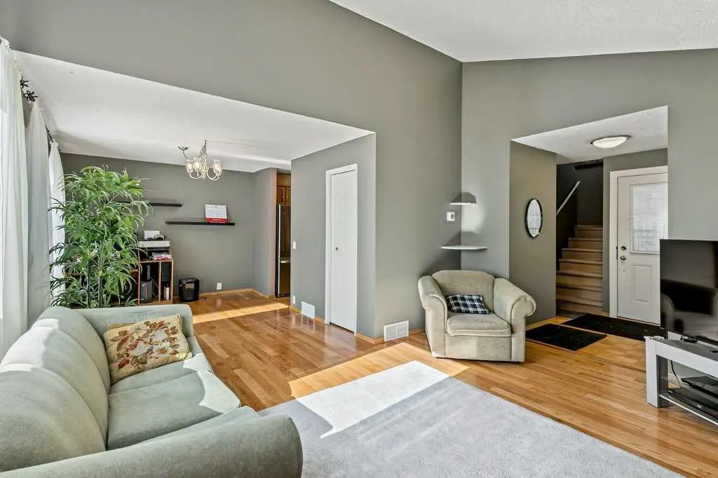 76 Cedardale Crescent SW #28