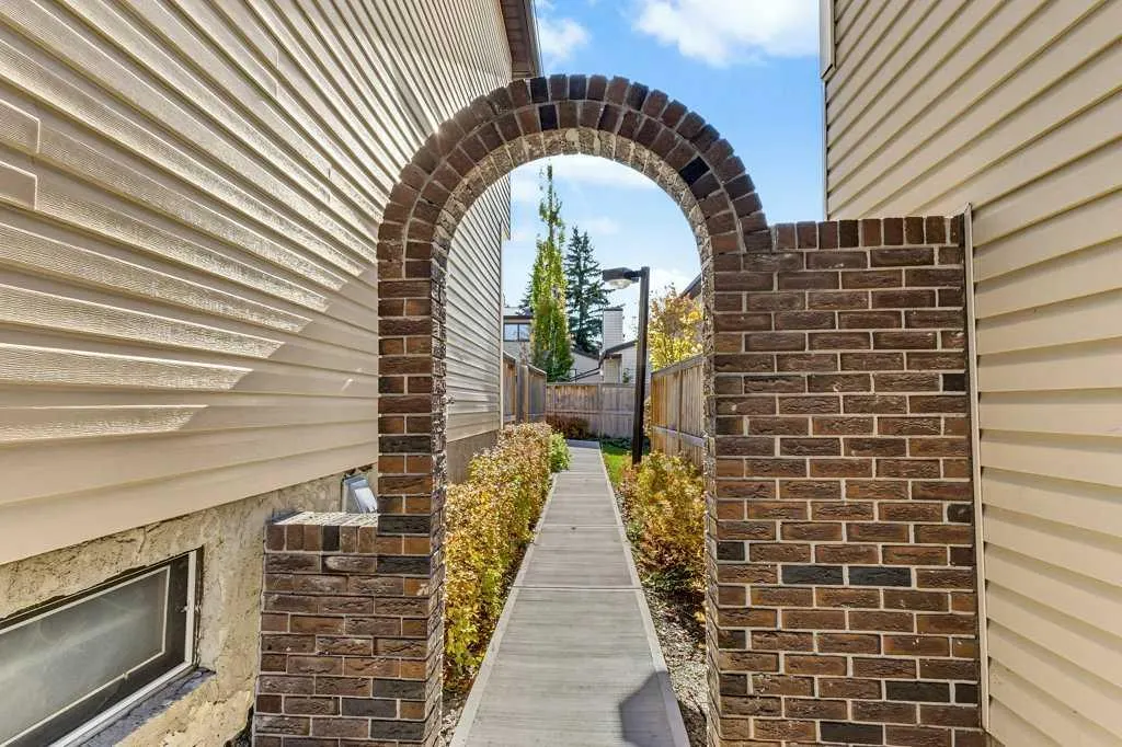 76 Cedardale Crescent SW #28