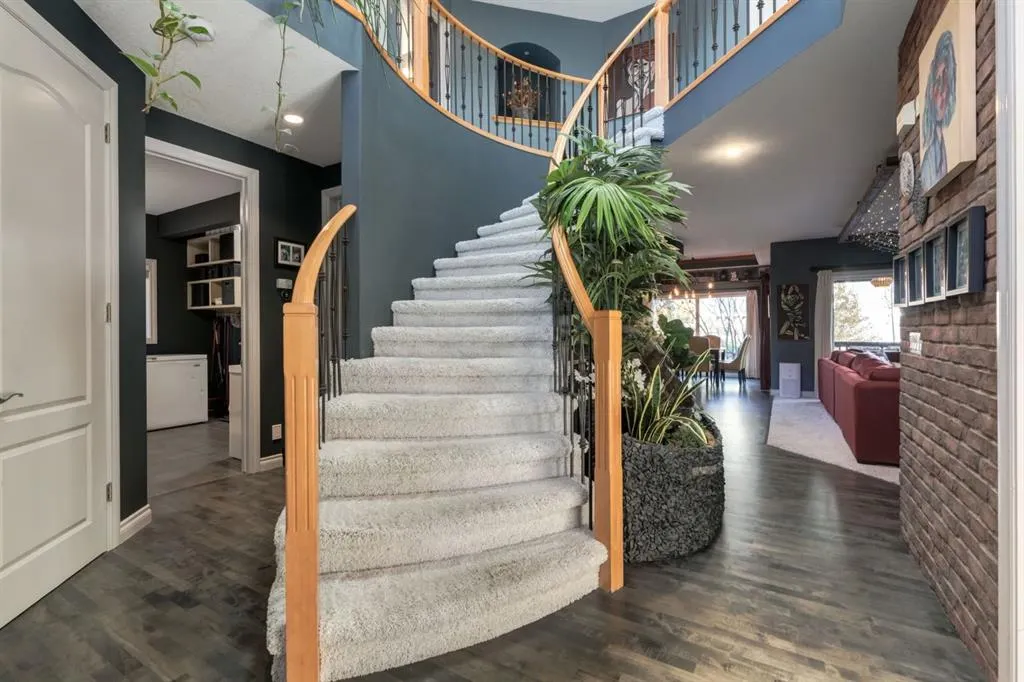 48 Valley Crest Gardens NW