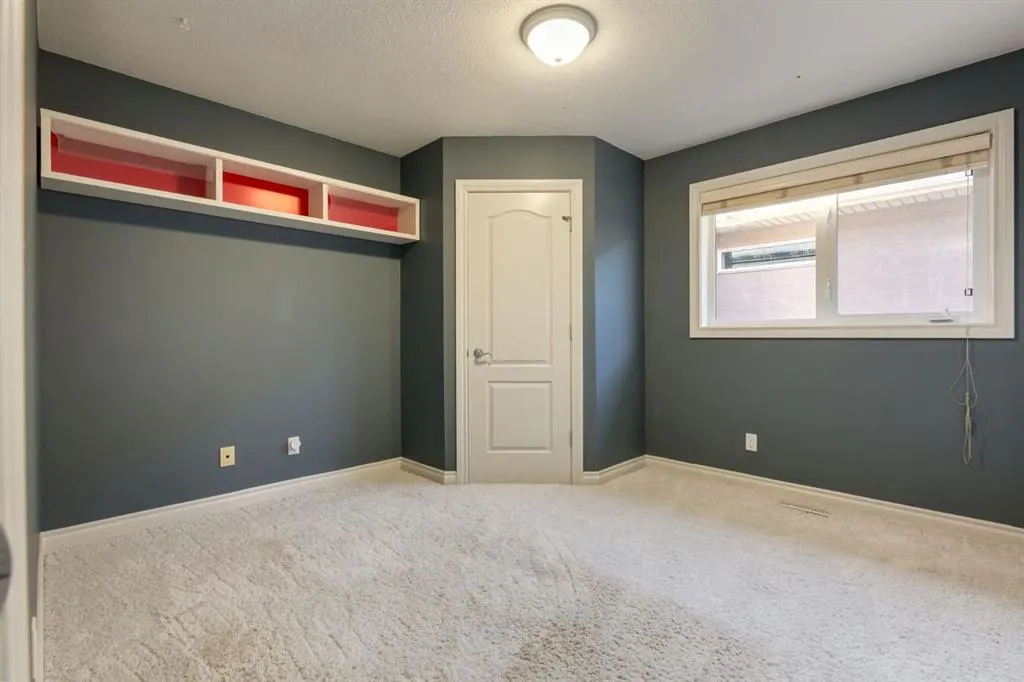 48 Valley Crest Gardens NW
