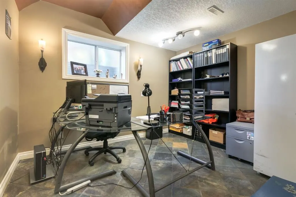 48 Valley Crest Gardens NW