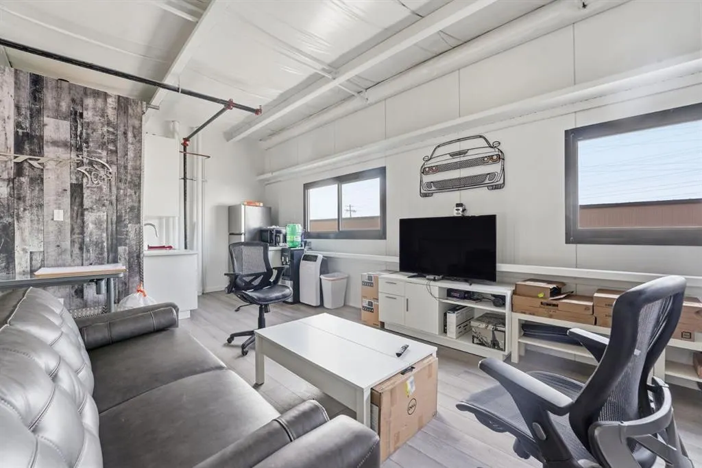 25 Southbank Crescent #18