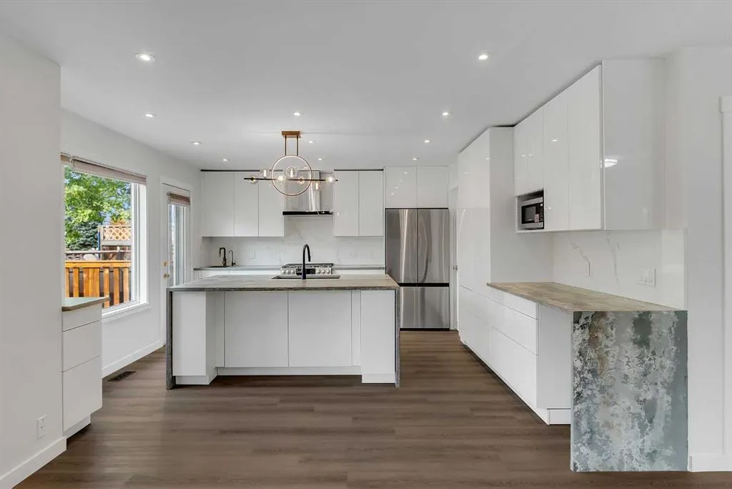 225 Riverwood Close SE