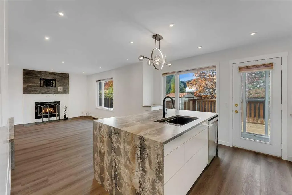 225 Riverwood Close SE