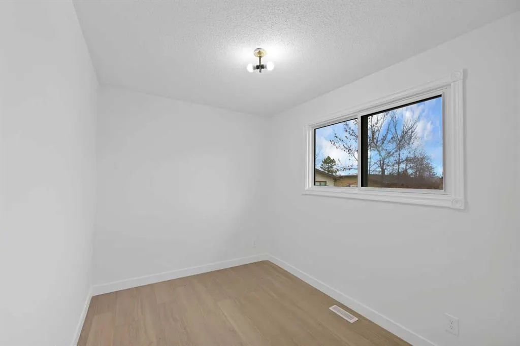 72 Fonda Crescent NE