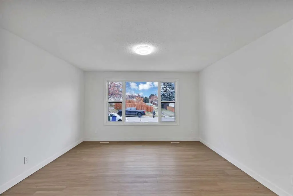 72 Fonda Crescent NE