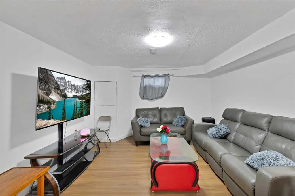72 Fonda Crescent NE