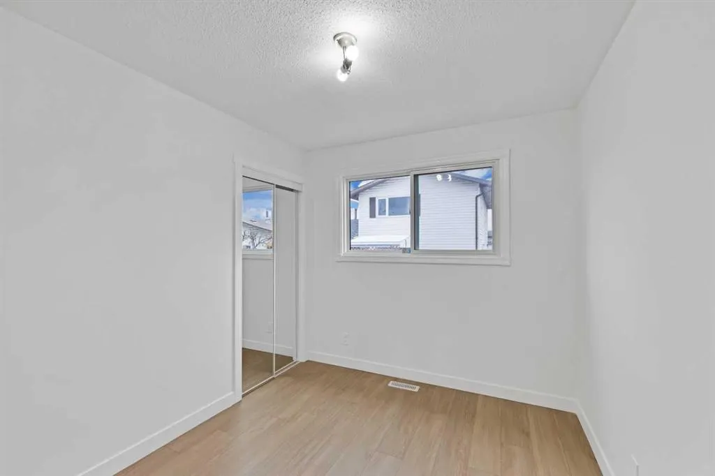72 Fonda Crescent NE