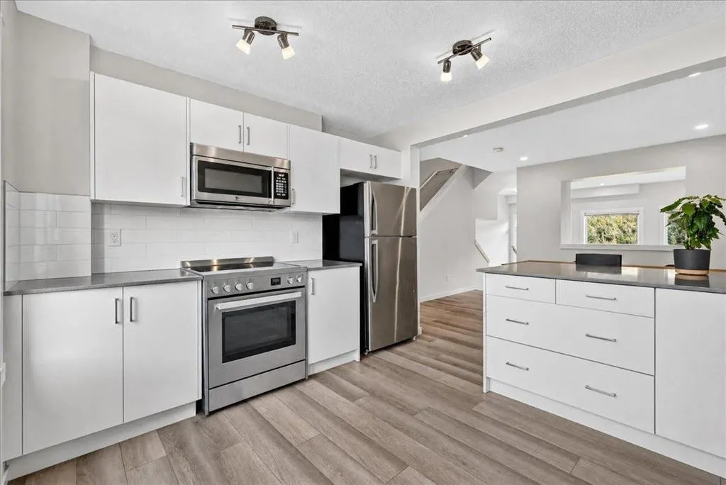 246 Cranbrook Square SE