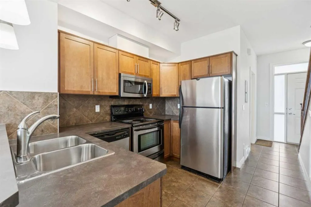 181 Rockyledge View NW #17