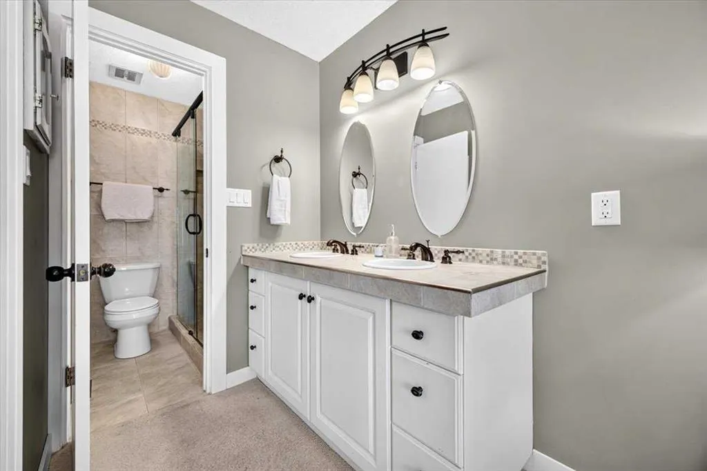 36 Lake Lucerne Close SE