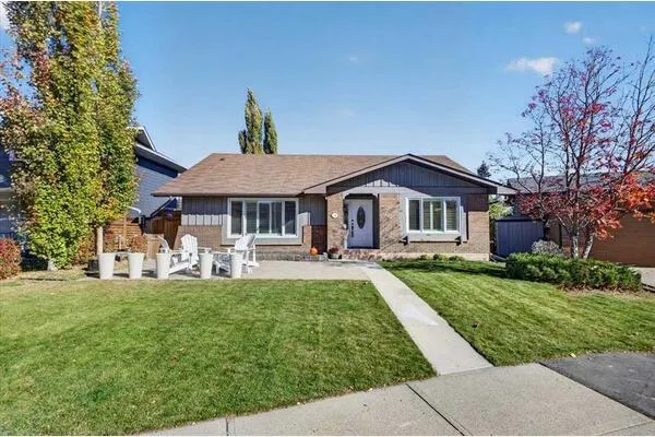 36 Lake Lucerne Close SE